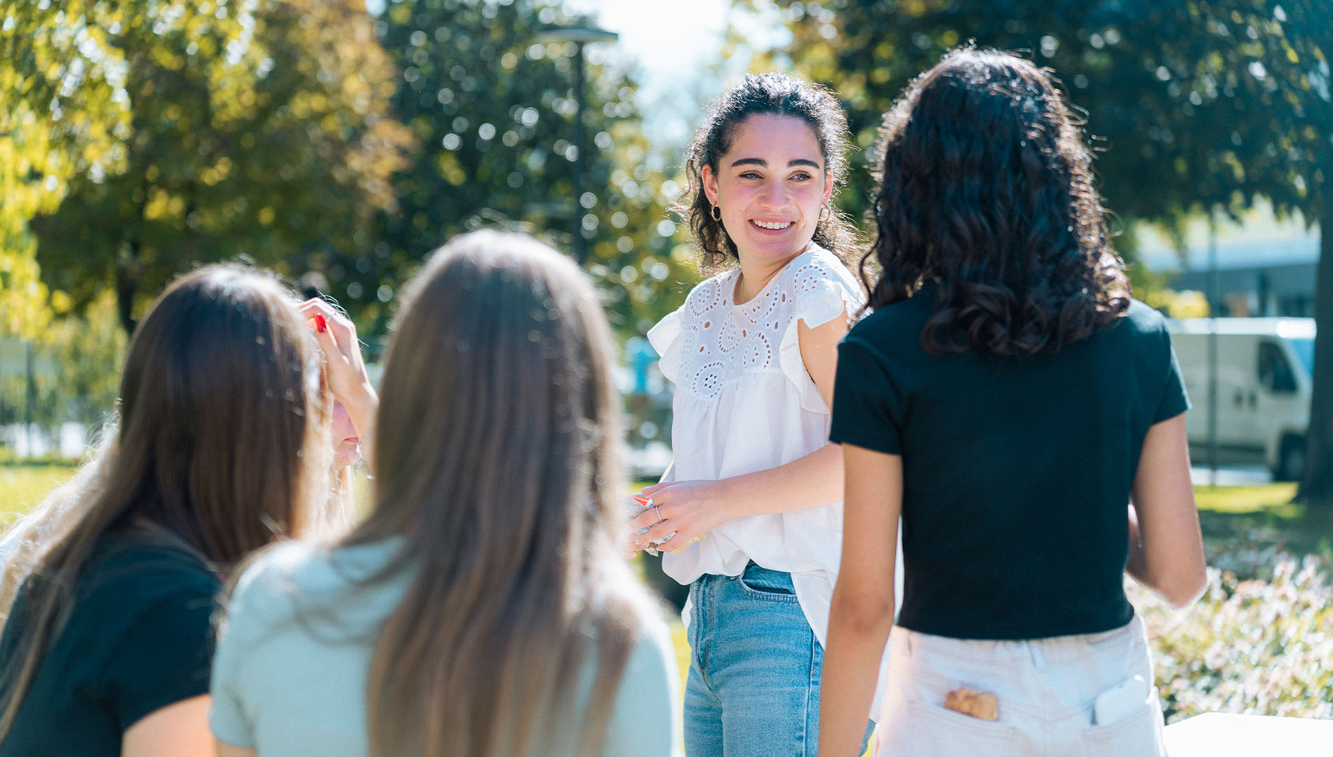 Studentesse nel cortile della scuola
