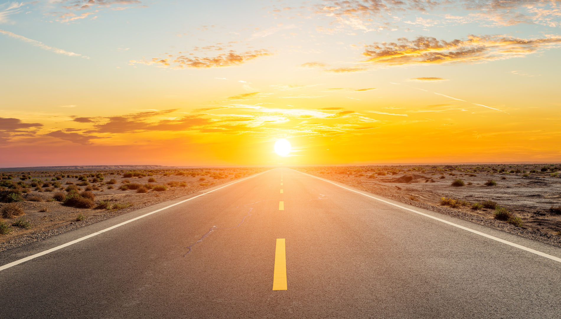 Strada aperta verso l orizzonte al tramonto