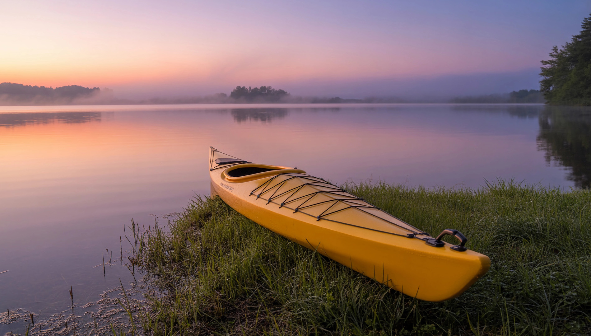 Kayak ormeggiato sulla riva all alba