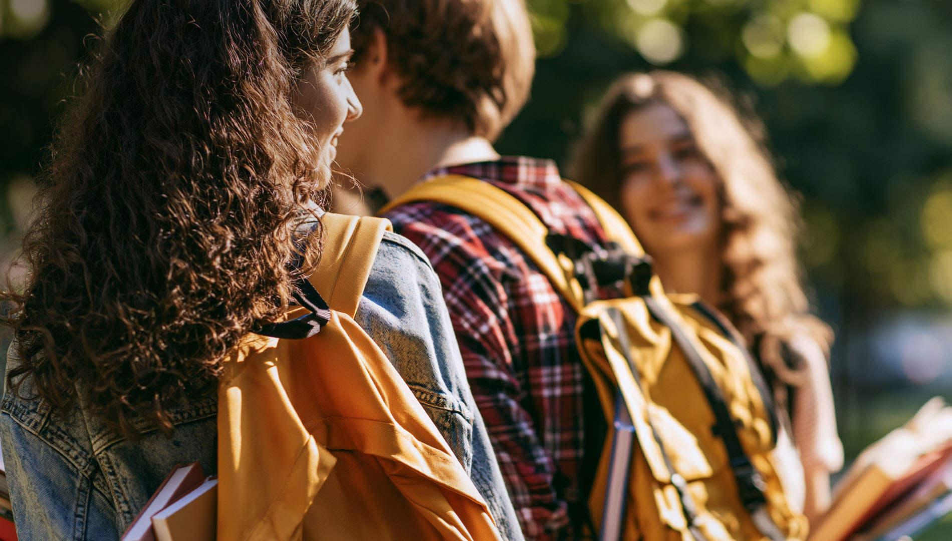Studenti con zaini all inizio dell anno scolastico